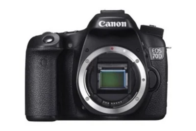 <b><big>CANON EOS 70D</big></b>
							<p style='text-align:justify'>
								De Canon EOS 70D is een mid-size level digitale spiegelreflex camera, voorzien van een 20,2 Megapixel APS-C CMOS-sensor en een krachtige DIGIC 5+ beeldprocessor.
								Het hoogwaardige AF-systeem met 19 cross-type punten zorgt voor een hoge nauwkeurigheid en scherpstelling, met 7 fps continue opnamen.<br>
								De EOS 70D is de eerste camera die gebruik maakt van Dual Pixel CMOS AF-technologie, waarmee met autofocus het onderwerp tijdens het maken van filmpjes snel en vloeiend gevolgd wordt.
								Met een ISO bereik tot 12.800 (uitbreidbaar tot 25.600) biedt de EOS 70D zonder gebruik van een flitser superieure handheld opnamen bij weinig licht.
							</p>
							<!-- LINK TOEVOEGEN IN OMSCHRIJVING -->
							<small><i>
								meer informatie:
								<a href='https://www.dpreview.com/reviews/canon-eos-70d' target='_blank' class='gear-link'>DPReview - Canon EOS 70D <i class='fas fa-external-link-alt fa-fw'></i></a>
							</i></small><br>