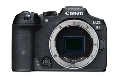 <b><big>CANON EOS R7</big></b>
							<p style='text-align:justify'>
								De Canon EOS R7 is een EOS R-systeemcamera voor fotografieliefhebbers die hun creativiteit naar een volgend niveau willen brengen.
								Deze upgrade van de APS-C spiegelreflexcamera is zeer snel en daarmee ideaal voor sport- en wildlifefotografie, en heeft een APS-C-sensor voor extra bereik.
								Hiermee kom je dichter bij onderwerpen op grote afstand.<br>
								De hybride EOS R7-camera biedt uitmuntende 4K/30p-video (oversampling van 7K) en een uiterst vloeiende 4K/60p-modus, zeer geschikt is voor bewegende beelden.
								De In-Body Image Stabilizer werkt met de optische IS van de lens om vloeiende video's en foto's vast te leggen bij sluitertijden van 7 stops langer dan gebruikelijk.
								De deep-learning Dual Pixel CMOS AF II volgt onderwerpen en houdt ze scherp, ideaal voor hybride fotografen.
							</p>
							<!-- LINK TOEVOEGEN IN OMSCHRIJVING -->
							<small><i>
								meer informatie:
								<a href='https://www.dpreview.com/reviews/canon-eos-r7-review' target='_blank' class='gear-link'>DPReview - Canon EOS R7 <i class='fas fa-external-link-alt fa-fw'></i></a>
							</i></small><br>
