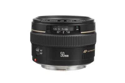 <b><big>CANON EF 50MM F/1.4 USM</big></b>
							<p style='text-align:justify'>
								De Canon EF 50mm f/1.4 USM is een compact en hoogwaardig objectief dat uitstekende prestaties levert, dankzij het snelle scherpstel systeem en maximale diafragma van f/1.4.
								Het objectief heeft een vast brandpuntsafstand van 50mm en een uitstekende beeldkwaliteit.
								Door de relatief grote lichtsterkte is dit objectief uitstekend te gebruiken in situaties met weinig omgevingslicht.
								Een ultrasone motor zorgt voor een extreem snelle autofocus die vrijwel geluidloos is.
								<br>Het objectief is met name ideaal voor portret fotografie en daarnaast ook zeer goed te gebruiken voor landschappen en reisscènes.
							</p>
							<!-- LINK TOEVOEGEN IN OMSCHRIJVING -->
							<small><i>
								meer informatie:
								<a href='https://www.canon.nl/lenses/ef-50mm-f-1-4-usm-lens/' target='_blank' class='gear-link'>
									Canon Nederland&nbsp;
									<i style='margin-top:-4px;' class='fas fa-external-link-alt fa-fw'></i>
								</a>
							</i></small><br>