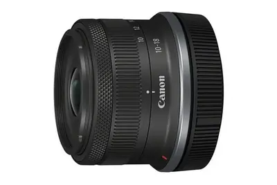 <b><big>CANON RF-S 10-18MM F/4.5-6.3 IS STM</big></b>
							<p style='text-align:justify'>
								De Canon RF-S 10-18mm f/4.5-6.3 IS STM is een compact en licht (ultra) groothoek objectief, voor de Canon EOS R systeemcamera met APS-C sensor.
								Het objectief is voorzien van een 4-stops optische beeldstabilisatie en maakt gebruikt van PMo-asferische en UD-lenselementen,
								om chromatische aberraties te onderdrukken en daarmee een hoge beeldkwaliteit te leveren.
								<br>De ultragroothoek van het objectief (10mm) zorgt ervoor dat je moeiteloos weidse landschappen, 
								indrukwekkende architectuur en krappe interieurs kunt vastleggen binnen het kader van je opname. 
								Door het intrekbare lensontwerp is het objectief nog kleiner en lichter dan zijn EF-S voorganger, wat de lens de ultieme metgezel maakt voor reis- en reportagefotografie.
								<br>Het objectief maakt gebruik van een stappenmotor (STM) waardoor de lens snel en vrijwel geruisloos scherpstelt.
								In combinatie met de geavanceerde autofocus maakt dit dat de lens uitermate geschikt is voor fotografen, videografen en vloggers die vanuit de hand stabiele beelden willen schieten.
							</p>
							<!-- LINK TOEVOEGEN IN OMSCHRIJVING -->
							<small><i>
								meer informatie:
								<a href='https://www.canon.nl/lenses/rf-s-10-18mm-f4-5-6-3-is-stm/' target='_blank' class='gear-link'>
									Canon Nederland&nbsp;
									<i style='margin-top:-4px;' class='fas fa-external-link-alt fa-fw'></i>
								</a>
							</i></small><br>