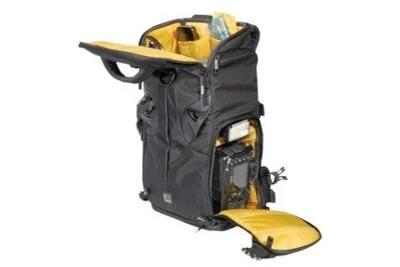 <b><big>KATA 123-GO-20</big></b>
							<p class='w3-padding' style='text-align:justify'>
								De 123-GO-20 van Kata biedt ruimte aan een DSLR met daaraan een batterijgrip en een middenbereik zoomlens bevestigd, plus 3-4 extra lenzen, een flitser en persoonlijke bezittingen.
								Een ideale reistas die als rugzak en als sling bag gedragen kan worden.
							</p>