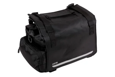 <b><big>ZEFAL Z TRAVELER 60</big></b>
							<p style='text-align:justify'>
								De Zefal Z Traveler 60 fiets bagagedragertas heeft een inhoud van 20 liter (dankzij de korfvormige opening).
								Voor deze tas heb ik zelf een inzet gemaakt, waardoor ik mijn camera, twee lenzen en diverse accessoires op de fiets mee kan nemen.
							</p>
							<!-- LINK TOEVOEGEN IN OMSCHRIJVING -->
							<small><i>
								meer informatie:
								<a href='http://www.zefal.com/en/rear-bags/369-z-traveler-60.html' target='_blank' class='gear-link'>
									Zefal Z Traveler 60&nbsp;
									<i style='margin-top:-4px;' class='fas fa-external-link-alt fa-fw'></i>
								</a>
							</i></small><br>