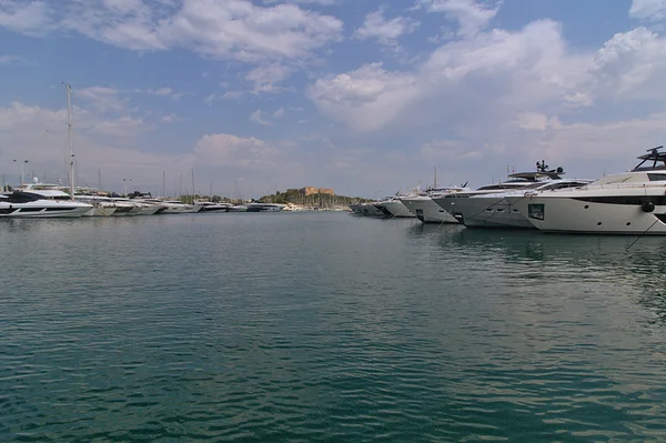 <big><b>HAVEN ANTIBES</b></big><br>Antibes (F)<br><br><big>- 2021 -</big>
					<span class='w3-text-gray'>
							<br><br><code><i class='fa-solid fa-sliders fa-rotate-270 fa-sm'></i> <small>ISO 100 - F16 - 1/125s - 10mm<br>Canon EF-S 10-18mm f4.5-5.6 IS STM</small></code>
					</span>