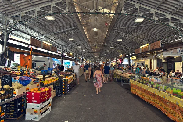 <big><b>MARCHÉ PROVENÇAL</b></big><br>Antibes (F)<br><br><big>- 2021 -</big>
					<span class='w3-text-gray'>
							<br><br><code><i class='fa-solid fa-sliders fa-rotate-270 fa-sm'></i> <small>ISO 200 - F6.3 - 1/50s - 10mm<br>Canon EF-S 10-18mm f4.5-5.6 IS STM</small></code>
					</span>