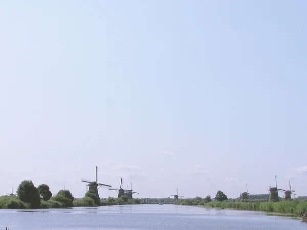 <big><b>KINDERDIJK</b></big><br>Zuid-Holland (NL)<br><br><big>- 2009 -</big>
					<br><br><small><i>De molens van Kinderdijk zijn negentien windmolens in het noordwesten van de Alblasserwaard, een streek in de Nederlandse provincie Zuid-Holland. Sinds 1997 staan ze op de Werelderfgoedlijst van UNESCO en het gebied is tevens een beschermd dorpsgezicht.</i></small>
					<span class='w3-text-gray'>
						<br><br><code><i class='fa-solid fa-sliders fa-rotate-90 fa-sm'></i> <small>ISO 80 - F4.5 - 1/400s - 42mm<br>Canon PowerShot S5 IS</small></code>
					</span>