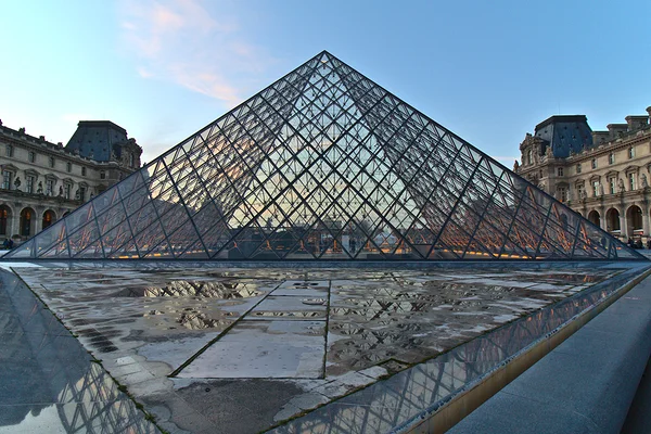 <big><b>MUSÉE DU LOUVRE</b></big><br>Parijs (F)<br><br><big>- 2021 -</big>
						<br><br><small><i>Het huidige Musée du Louvre heeft heel wat bestemmingen gehad; in 1793 besloot Napoleon het paleis open te stellen voor publiek en inmiddels is het Louvre het rijkste en meestbezochte museum ter wereld.</i></small>
						<span class='w3-text-gray'>
							<br><br><code><i class='fa-solid fa-sliders fa-rotate-90 fa-sm'></i> <small>ISO 200 - F8 - 1/50s - 12mm<br>Canon EF-S 10-18mm f4.5-5.6 IS STM</small></code>
						</span>