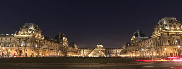 <big><b>MUSÉE DU LOUVRE</b></big><br>Parijs (F)<br><br><big>- 2021 -</big>
						<br><br><small><i>Het huidige Musée du Louvre heeft heel wat bestemmingen gehad; in 1793 besloot Napoleon het paleis open te stellen voor publiek en inmiddels is het Louvre het rijkste en meestbezochte museum ter wereld.</i></small>
						<span class='w3-text-gray'>
							<br><br><code><i class='fa-solid fa-sliders fa-rotate-90 fa-sm'></i> <small>ISO 100 - F6.3 - 8s - 11mm<br>Canon EF-S 10-18mm f4.5-5.6 IS STM</small></code>
						</span>