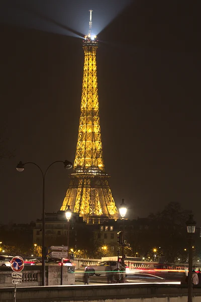 <big><b>EIFFELTOREN</b></big><br>Parijs (F)<br><br><big>- 2021 -</big>
						<br><br><small><i>De Eiffeltoren werd in 1889 gebouwd voor de wereldtentoonstelling in Parijs. Het ontwerp van Gustave Eiffel riep destijds veel weerstand op, maar de toren is uitgegroeid tot hét symbool van Parijs.</i></small>
						<span class='w3-text-gray'>
							<br><br><code><i class='fa-solid fa-sliders fa-rotate-90 fa-sm'></i> <small>ISO 100 - F9 - 8s - 120mm<br>Canon EF 70-300mm f/4-5.6L IS USM</small></code>
						</span>