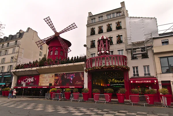 <big><b>MOULIN ROUGE</b></big><br>Parijs (F)<br><br><big>- 2021 -</big>
						<br><br><small><i>De Moulin Rouge is een cabarettheater in Parijs; het gebouw ligt aan de Boulevard de Clichy in de rosse buurt van het Quartier Pigalle, in het 18e arrondissement en is ontworpen door de architect Eduard Niermans en schilder en illustrator Adolphe-Léon Willette.</i></small>
						<span class='w3-text-gray'>
							<br><br><code><i class='fa-solid fa-sliders fa-rotate-90 fa-sm'></i> <small>ISO 400 - F8 - 1/100s - 13mm<br>Canon EF-S 10-18mm f4.5-5.6 IS STM</small></code>
						</span>