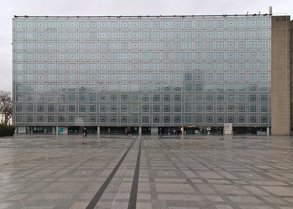 <big><b>INSTITUT DU MONDE ARABE</b></big><br>Parijs (F)<br><br><big>- 2021 -</big>
						<br><br><small><i>Het gebouw van het Institut du Monde Arabe, in de jaren 80 ontworpen door Jean Nouvel, is voorzien van duizenden kleine, stalen diafragma's; ze gaan geleidelijk open of dicht, afhankelijk van de hoeveelheid licht die erop valt.</i></small>
						<span class='w3-text-gray'>
							<br><br><code><i class='fa-solid fa-sliders fa-rotate-90 fa-sm'></i> <small>ISO 100 - F11 - 1/40s - 10mm<br>Canon EF-S 10-18mm f4.5-5.6 IS STM</small></code>
						</span>